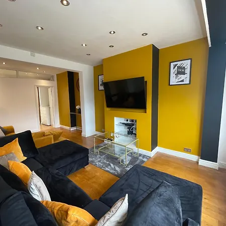5 Bed Haven - Off Street Parking - Pool Table Holiday home