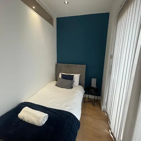 5 Bed Haven - Off Street Parking - Pool Table *