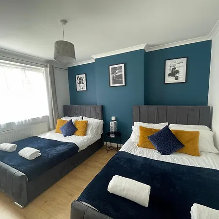 5 Bed Haven - Off Street Parking - Pool Table *