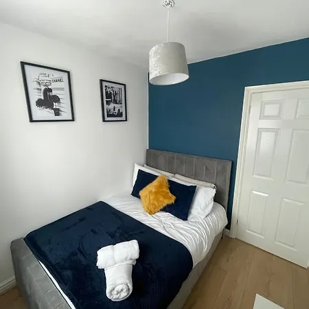 5 Bed Haven - Off Street Parking - Pool Table Welling