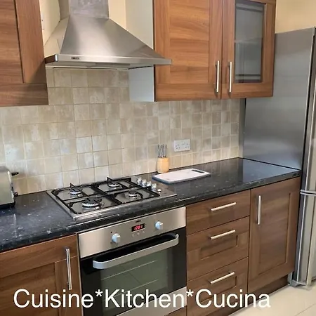 London Southgate 2 Bed Apartment *