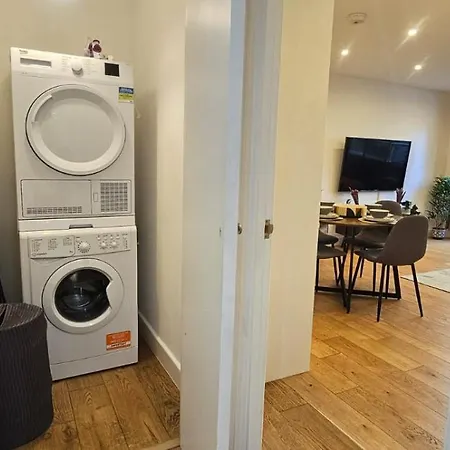 A Vibrant 2 Bed & 2 Bath In Old Street Zone 1