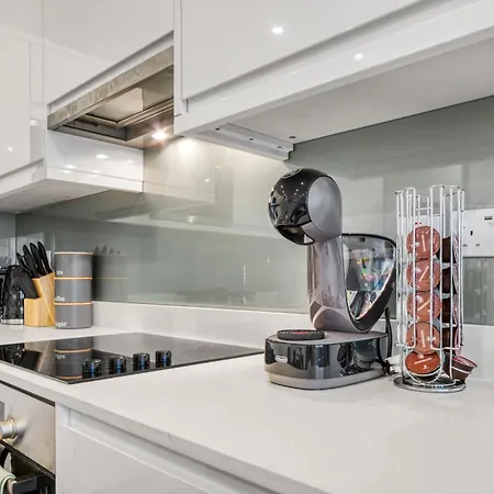 A Vibrant 2 Bed & 2 Bath In Old Street Zone 1 *