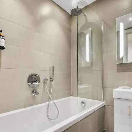 A Vibrant 2 Bed & 2 Bath In Old Street Zone 1 *