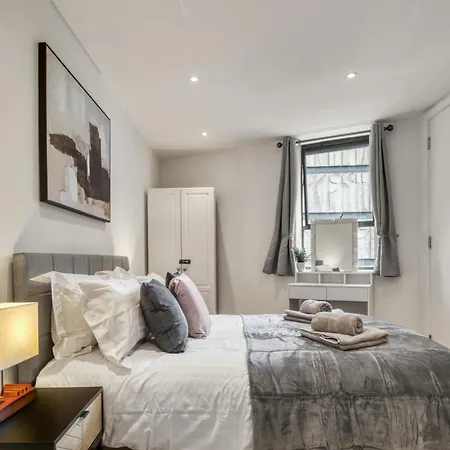 A Vibrant 2 Bed & 2 Bath In Old Street Zone 1 *