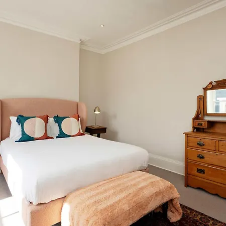 Veeve - The Wimbledon Retreat