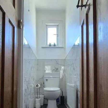 3 Bed House In The Heart Of Palmers Green, Holiday home London