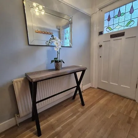 3 Bed House In The Heart Of Palmers Green, Holiday home *