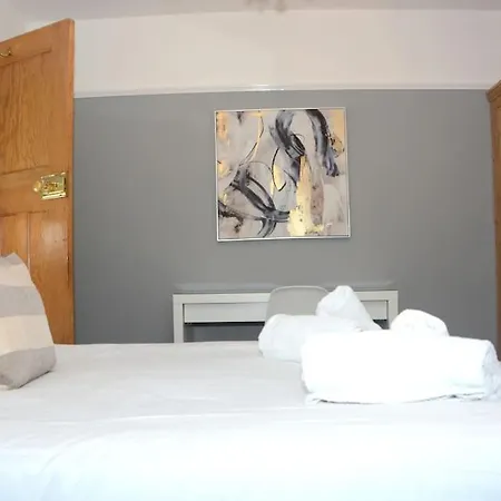 3 Bed House In The Heart Of Palmers Green, Holiday home *