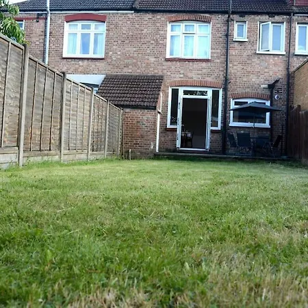 Holiday home 3 Bed House In The Heart Of Palmers Green, London