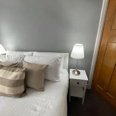 3 Bed House In The Heart Of Palmers Green, *
