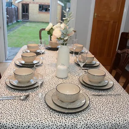 3 Bed House In The Heart Of Palmers Green, Holiday home *