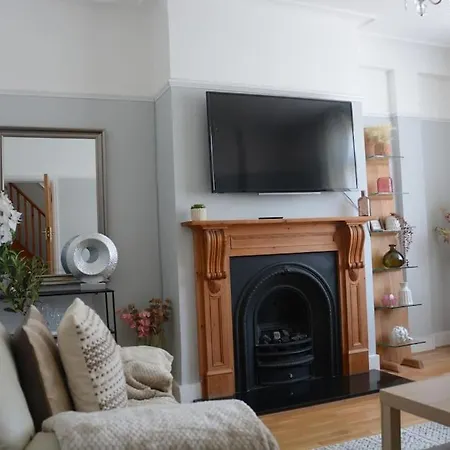 3 Bed House In The Heart Of Palmers Green, Holiday home London