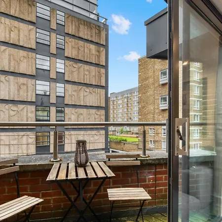 A Vibrant 2 Bed & 2 Bath In Old Street Zone 1 *