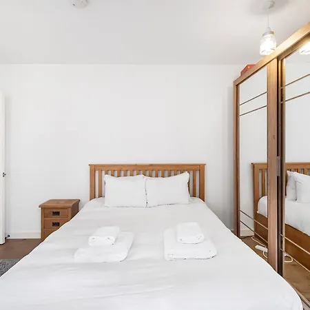 Modern Flat With Balcony Pass The Keys Apartment London