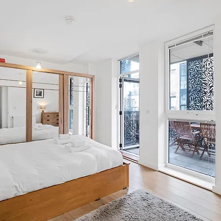 Apartment Modern Flat With Balcony Pass The Keys London