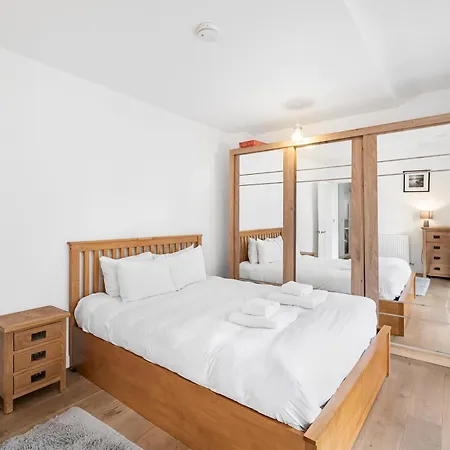 Modern Flat With Balcony Pass The Keys Apartment London
