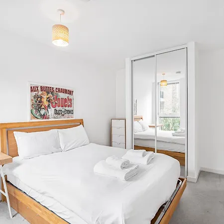 Modern Flat With Balcony Pass The Keys *