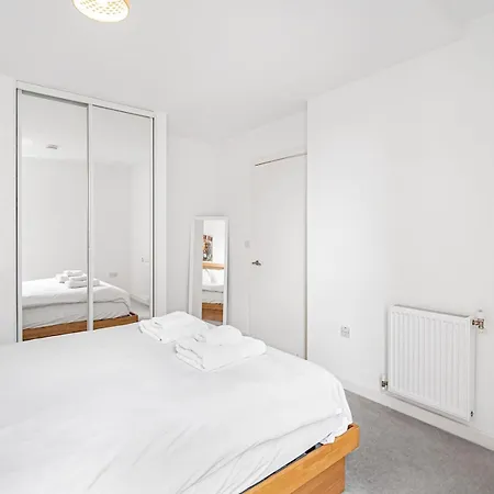 Apartment Modern Flat With Balcony Pass The Keys *