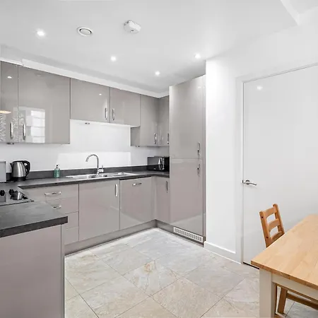 Modern Flat With Balcony Pass The Keys *