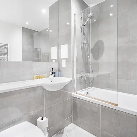Apartment Modern Flat With Balcony Pass The Keys