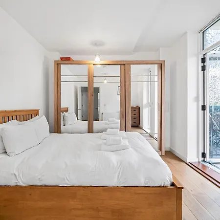 Modern Flat With Balcony Pass The Keys *