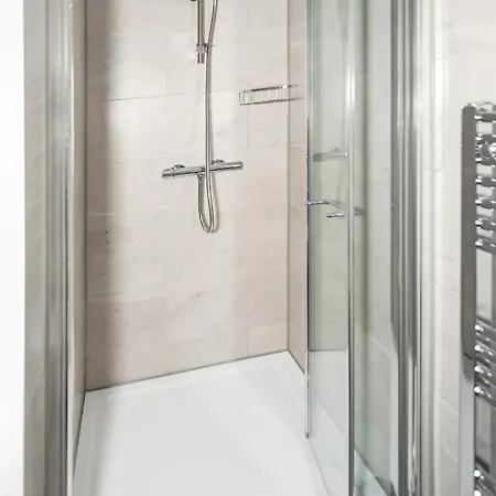 Chic Ensuite - 10% Off - 3 Min To Trains -pass The Keys Apartment *