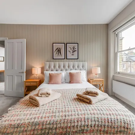 Luxury 3 Bed With Balcony In Kensington Olympia *