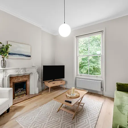 Luxury 3 Bed With Balcony In Kensington Olympia Apartment *