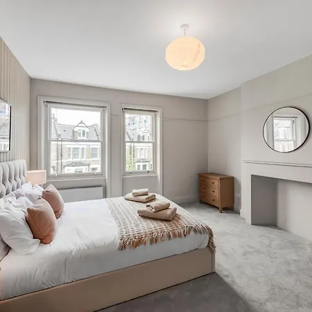 Luxury 3 Bed With Balcony In Kensington Olympia Apartment London