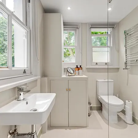 Luxury 3 Bed With Balcony In Kensington Olympia London