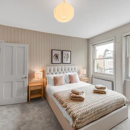 Luxury 3 Bed With Balcony In Kensington Olympia Apartment