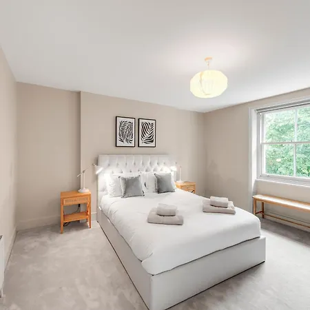Luxury 3 Bed With Balcony In Kensington Olympia Apartment London