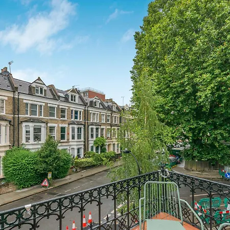 Apartment Luxury 3 Bed With Balcony In Kensington Olympia *