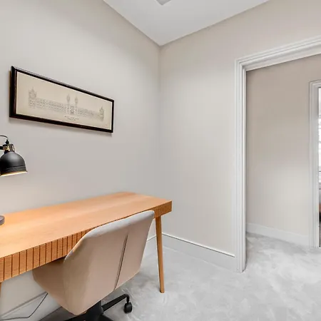 Luxury 3 Bed With Balcony In Kensington Olympia *