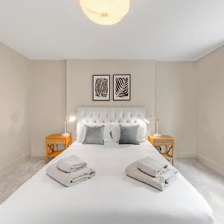 Luxury 3 Bed With Balcony In Kensington Olympia London