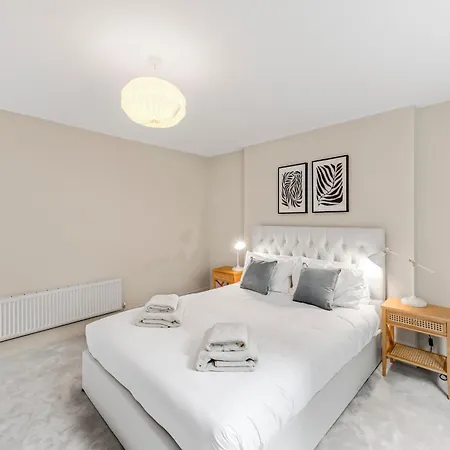 Luxury 3 Bed With Balcony In Kensington Olympia * London