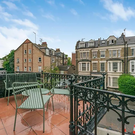 Luxury 3 Bed With Balcony In Kensington Olympia Apartment *