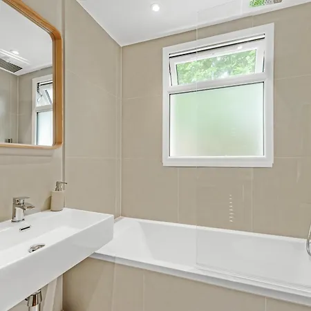 Luxury 3 Bed With Balcony In Kensington Olympia Apartment London