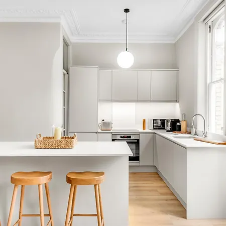Luxury 3 Bed With Balcony In Kensington Olympia *