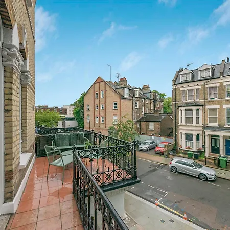 Luxury 3 Bed With Balcony In Kensington Olympia London