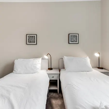 Luxury 3 Bed With Balcony In Kensington Olympia *