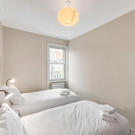 Luxury 3 Bed With Balcony In Kensington Olympia Apartment