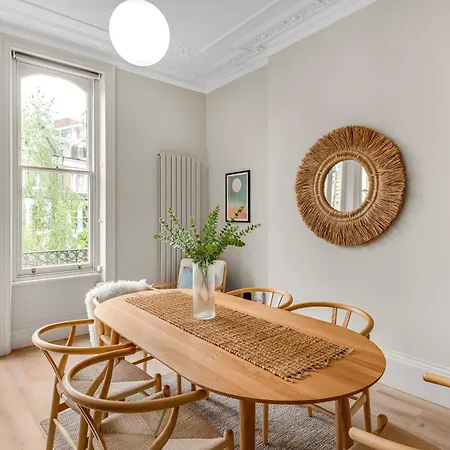 Luxury 3 Bed With Balcony In Kensington Olympia London
