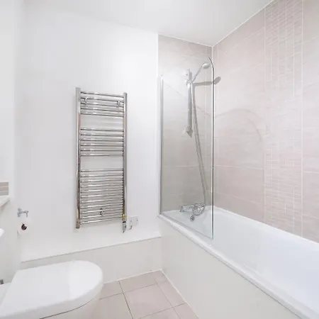 Apartment Heathrow With Parking & Gym *
