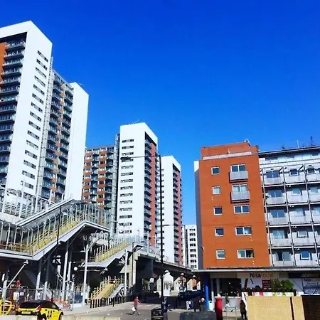 Apartment Entire Next To Canary Wharf In