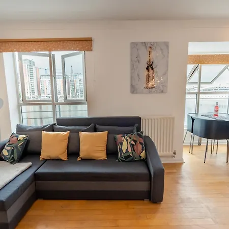 Excel Riverview Luxury -sleep 6- Free Parking- Playstation 4 Apartment *