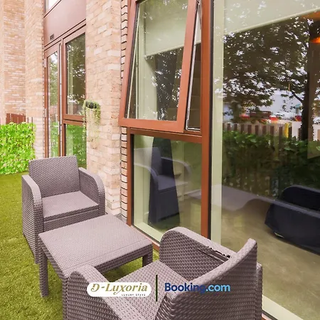 Stylish 2br By Dluxoria Short Lets & Serviced Greater With Pet Friendly, Free Wifi & Free Parking Apartment *