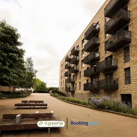 Stylish 2br By Dluxoria Short Lets & Serviced Greater With Pet Friendly, Free Wifi & Free Parking *