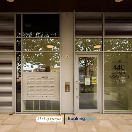 Stylish 2br By Dluxoria Short Lets & Serviced Greater With Pet Friendly, Free Wifi & Free Parking Apartment